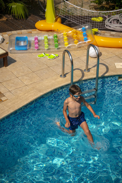 男孩在游泳池里跳图片下载