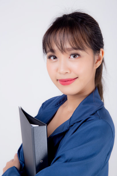 美丽的肖像年轻的商业亚洲女人愉快地站着抱文件夹孤立在白色的背景，亚洲商业女人自信的秘书工作抱着文件文件与成功。图片下载