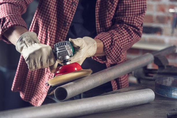 金属工人在钢管上工作图片下载