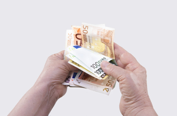 在灰色背景下，无法辨认的老年人正在数欧元钞票图片下载