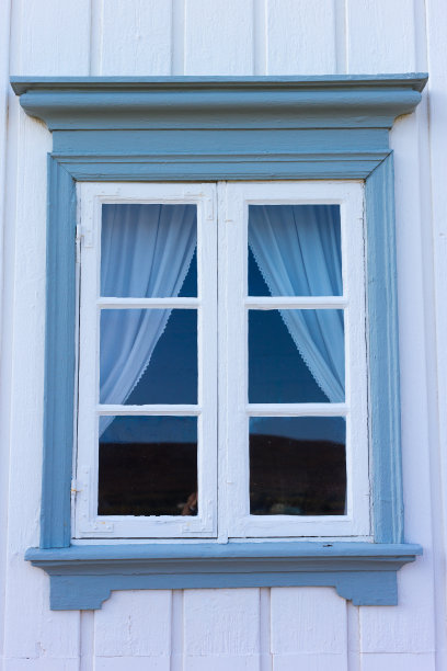 冰岛:老式的灰蓝之窗图片下载