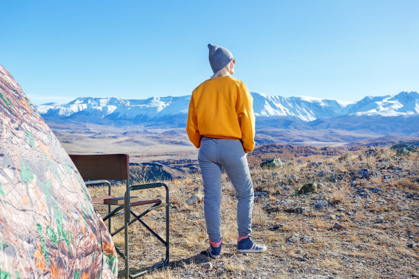 在山里露营。图片下载