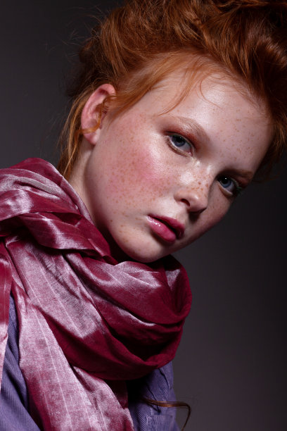 一个漂亮的红发少女的肖像。图片下载