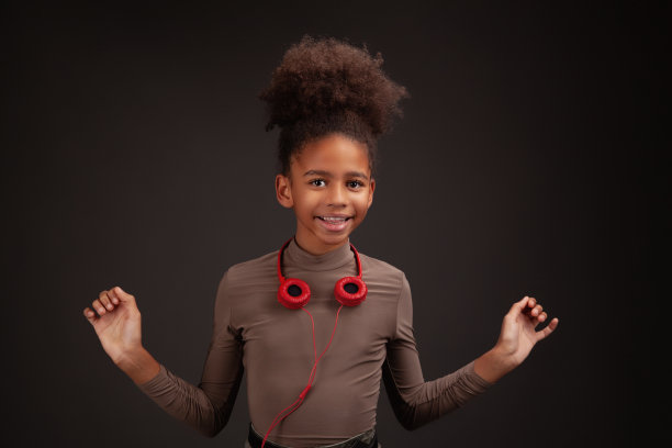 可爱的女孩，戴着红色耳机图片下载