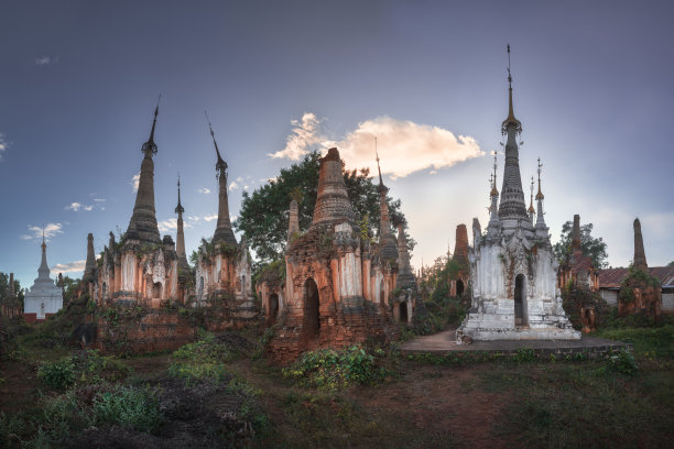 缅甸，因莱湖，瑞因登塔的夜晚图片下载