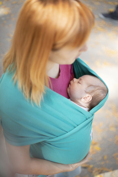 新生儿睡在婴儿背带里图片下载