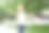 一个小孩背着背包在街上走。上学、学习、教育、童年的概念图片下载