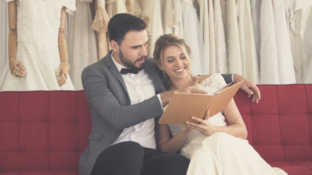 幸福的新娘和新郎在婚礼上准备结婚。图片下载