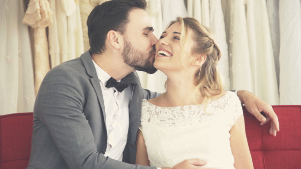 幸福的新娘和新郎在婚礼上准备结婚。图片下载