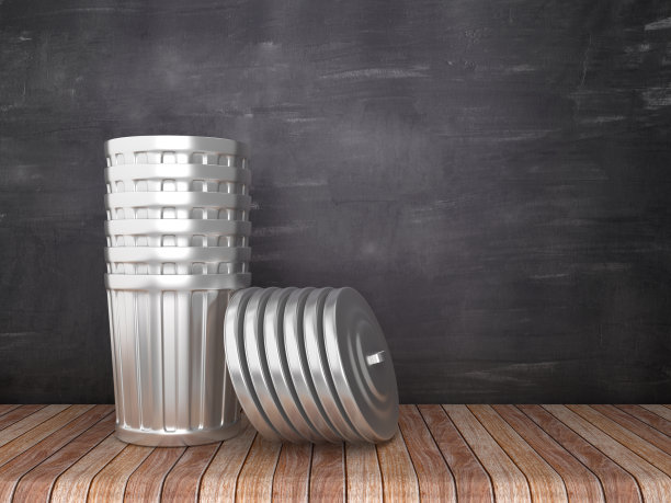 垃圾桶堆在黑板背景- 3D渲染图片下载