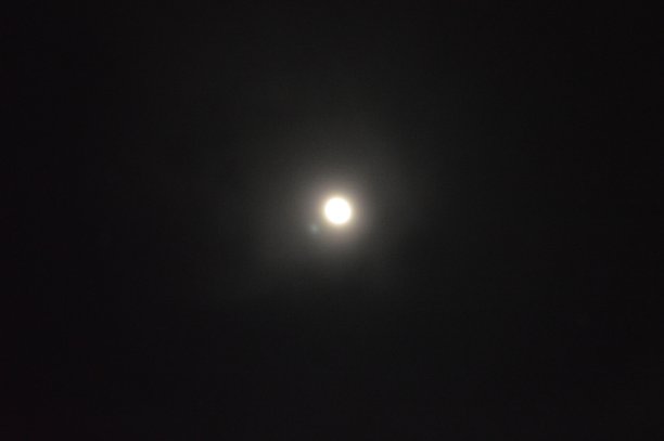 月亮在黑暗的天空中被银河包围着图片下载