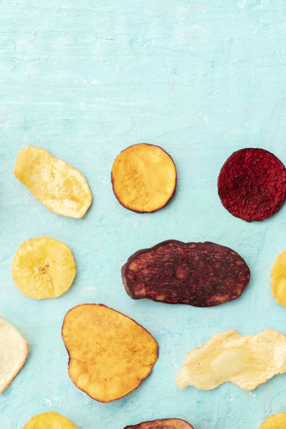 干果和蔬菜片，copyspace从上往下拍。健康的素食零食，有机食品平铺图案上的蓝色纹理图片下载