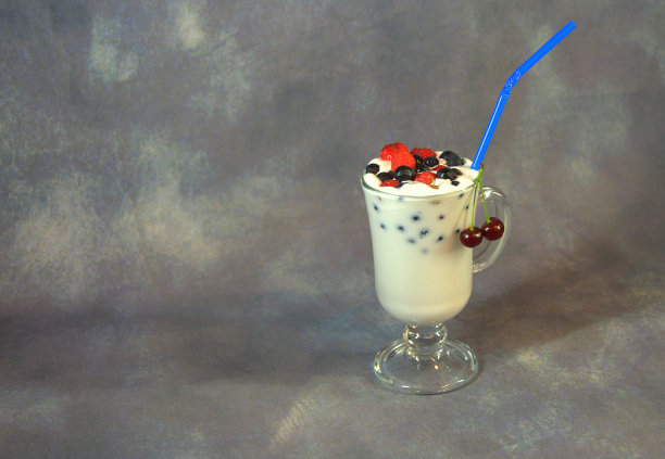 灰色背景上的新鲜野莓奶昔。图片下载