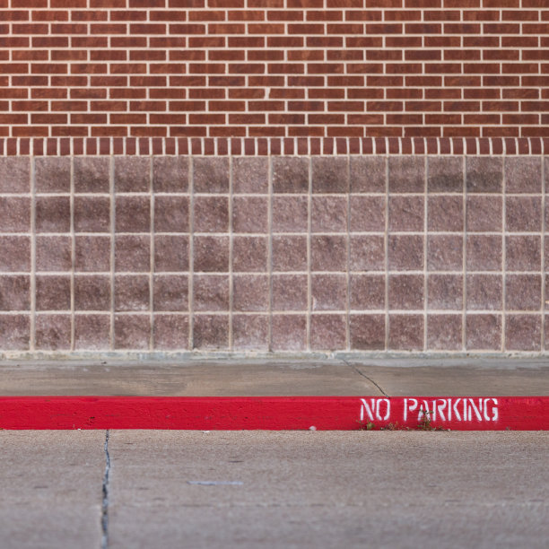 红色停车标志。警告不要在红色区域的道路上停车。图片下载