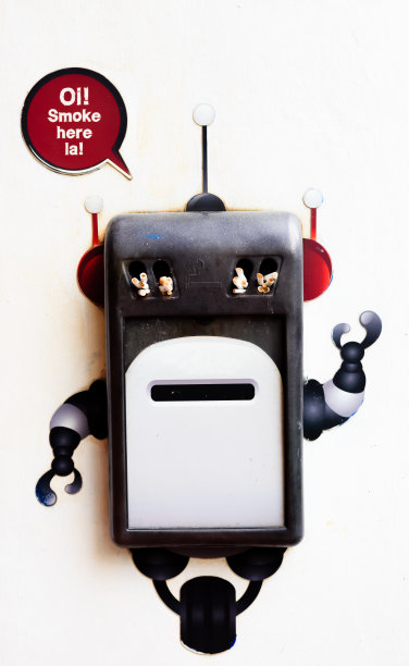 可爱的小机器人可以在墙上为烟雾空间图片下载