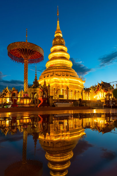 泰国兰汶的哈利蓬猜Wat Phra That Hariphunchai with water reflection图片下载