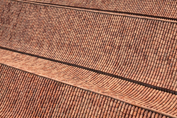 旧粘土瓦屋顶背景图片下载