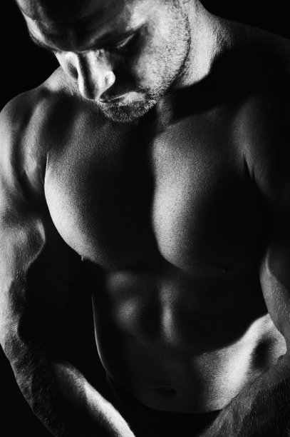 运动员站在黑色背景上，做运动图片下载