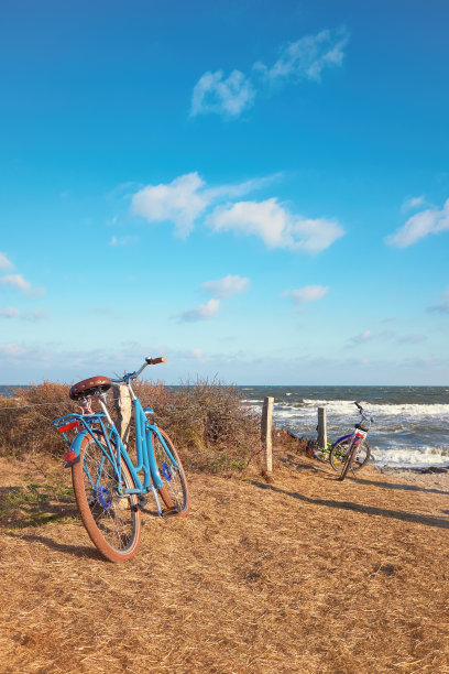 德国北部波罗的海，希登湖岛海滩入口处的自行车。秋冬季节，晴朗的一天，蓝天白云。图片下载