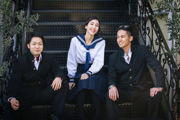 日本学生在户外聚会图片下载