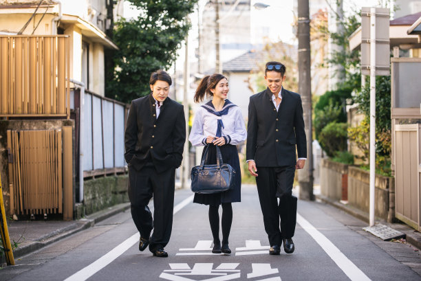 日本学生在户外聚会图片下载