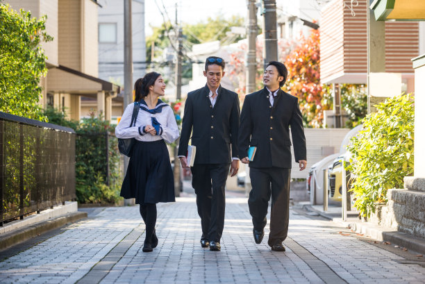 日本学生在户外聚会图片下载