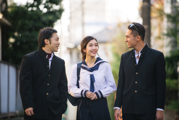 日本学生在户外聚会图片下载