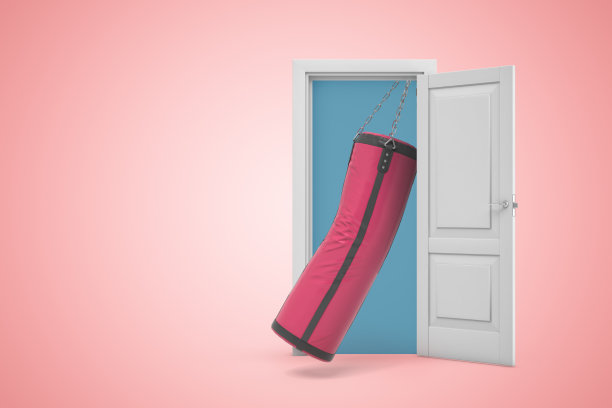 3d渲染的沙袋在白色开放的门口浅粉色的背景图片下载