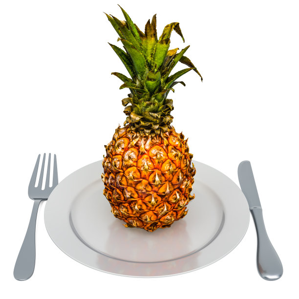 用叉子和刀在盘子上放置菠萝，在白色背景上进行3D渲染图片下载