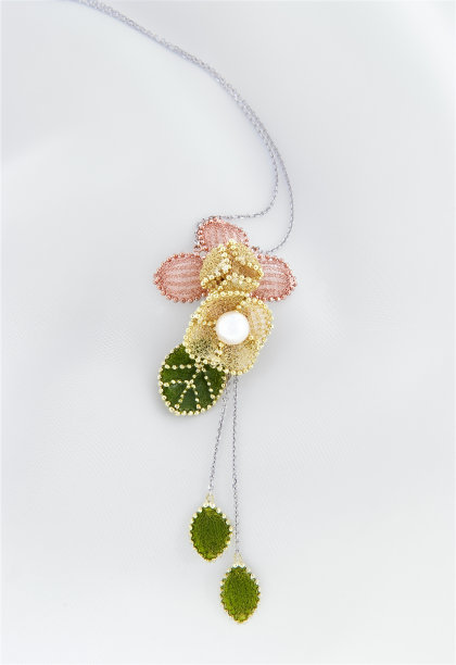 精致的花雪纺吊坠与Akoya珍珠和黄金图片下载