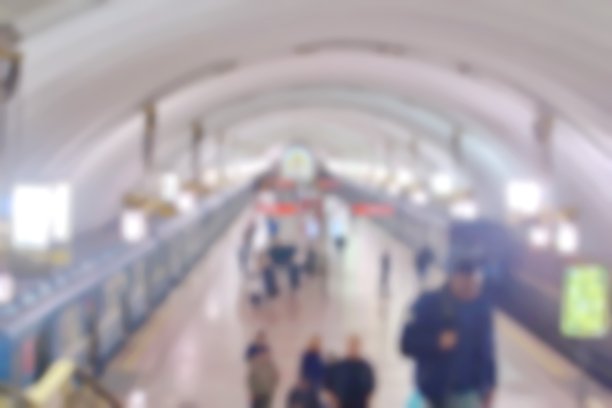 乘客离开城市地铁站和两列火车的模糊或散焦图像图片下载