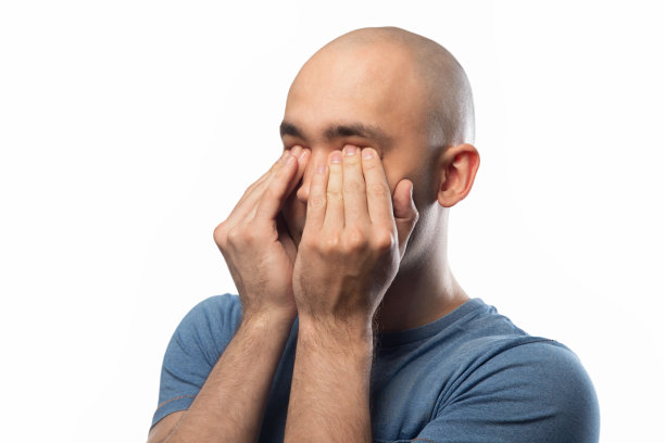 年轻疲倦的剃须男子的照片上的白色图片下载