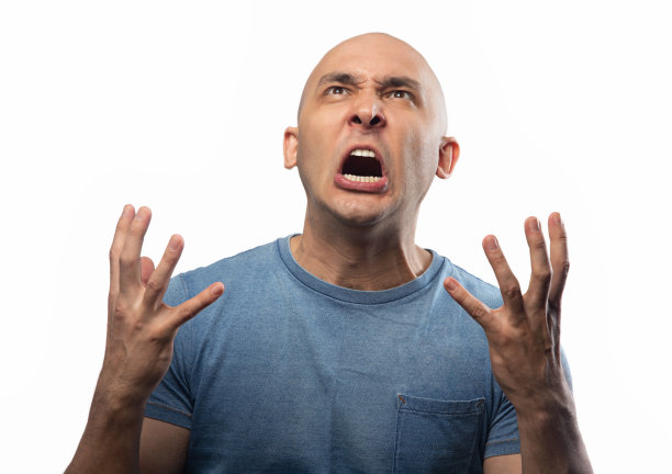 成年秃头男人哭泣的照片图片下载