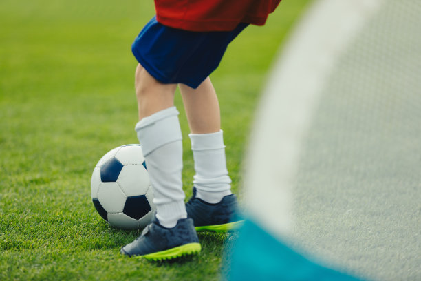 年轻足球运动员用球训练图片下载