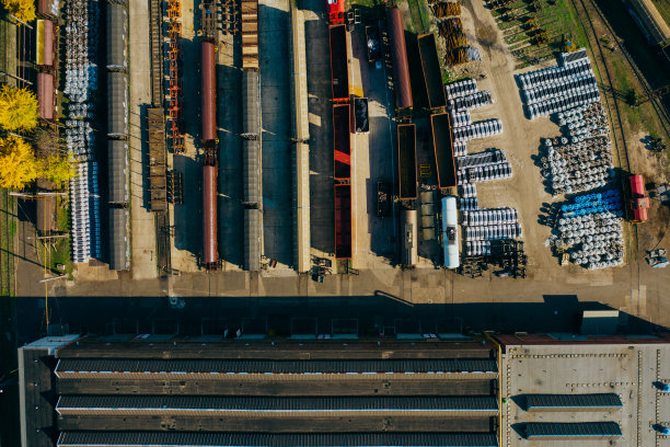 俯视图的彩色货运列车。图片下载