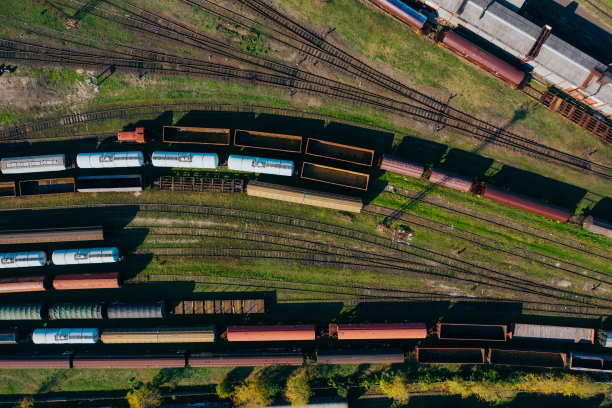 俯视图的彩色货运列车。图片下载
