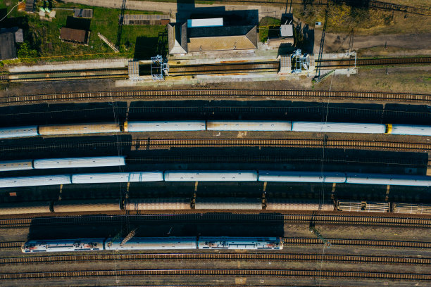 俯视图的彩色货运列车。图片下载