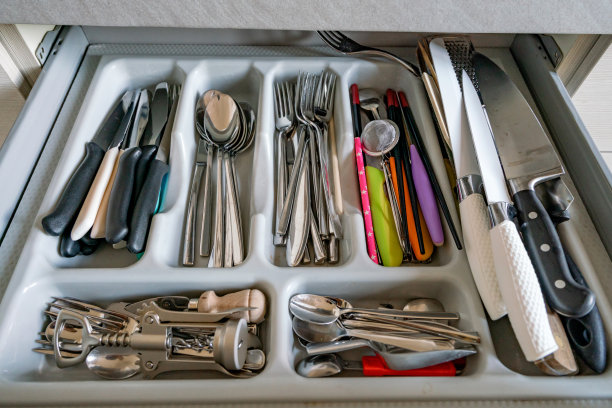 打开厨房的餐具抽屉图片下载