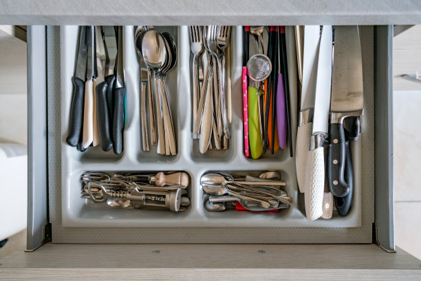 打开厨房的餐具抽屉图片下载