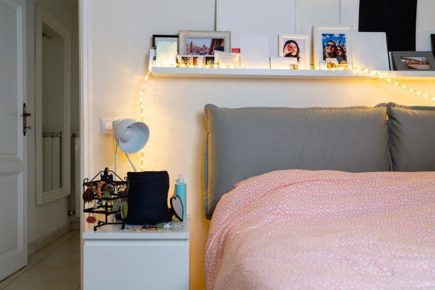 舒适的卧室，有画，照片和灯光图片下载