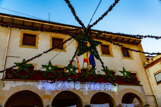 西班牙老城圣诞街道装饰图片下载