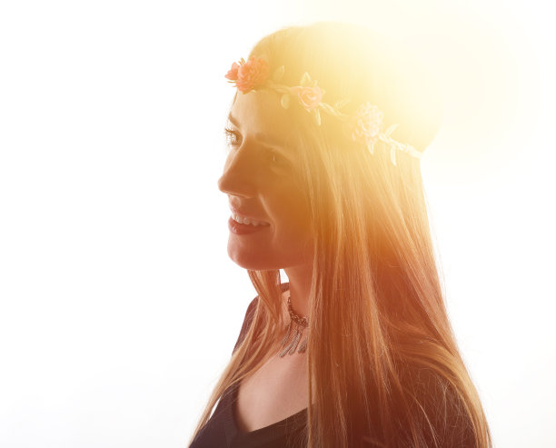 五彩缤纷的肖像，一个无忧无虑的年轻女子和阳光图片下载