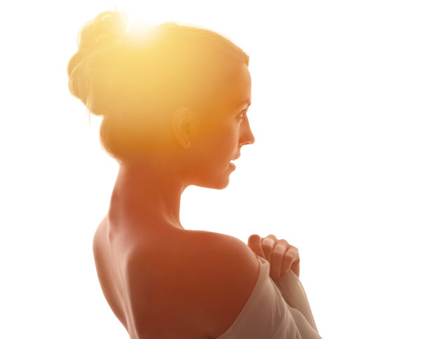 五彩缤纷的肖像，一个无忧无虑的年轻女子和阳光图片下载