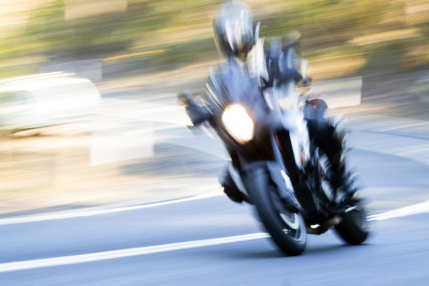 速度，骑摩托车在高速公路上，模糊的运动，背景与复制空间图片下载