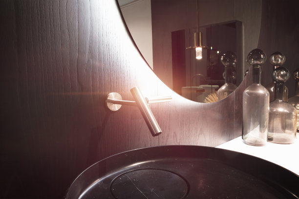 浴室内饰有水槽和水龙头图片下载