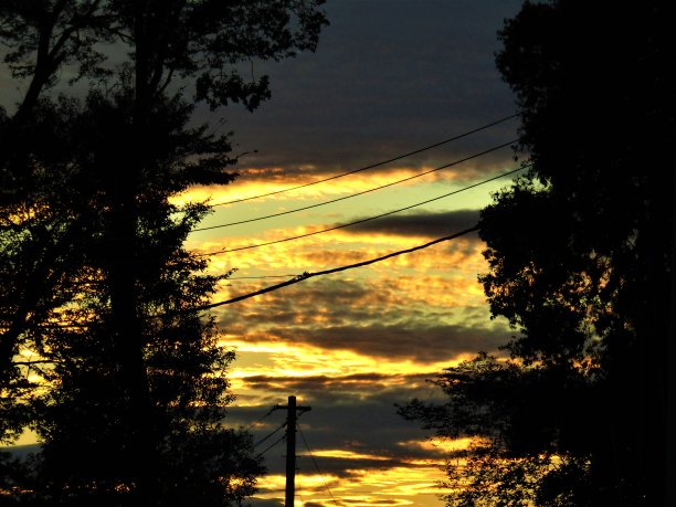 十月。戏剧性的金色日落在日本农村图片下载