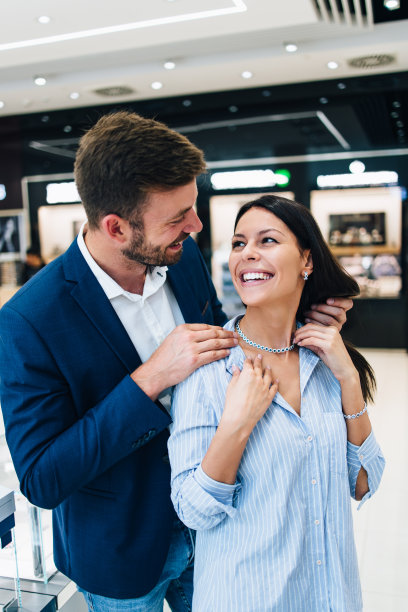 迷人的中年夫妇在珠宝店图片下载
