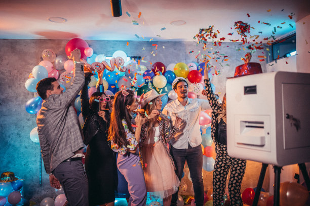 人们在新年晚会上跳舞图片下载