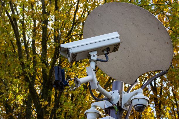 城市街道公园的白色监控摄像头图片下载