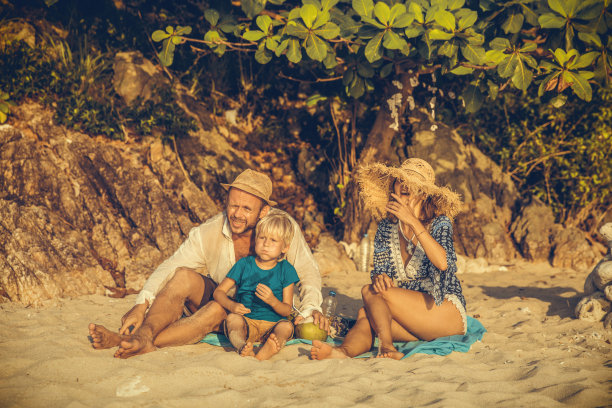 海滩上的家庭野餐图片下载
